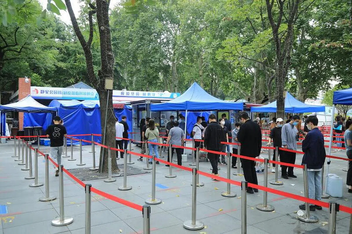 中国疫情防控又走到了新的节点。图为上海市民9月28日在排队做核酸检测。（中新社）