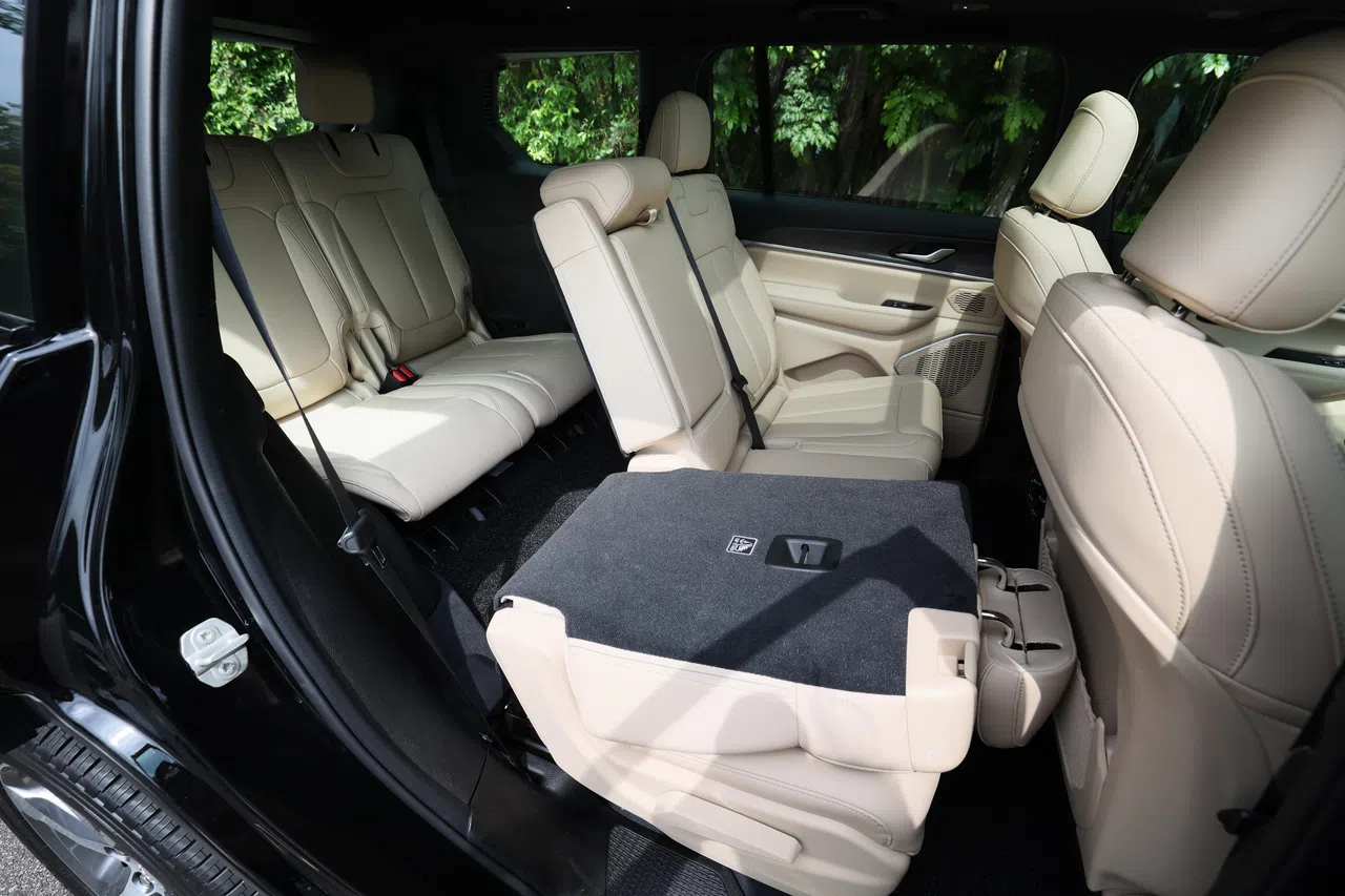 车身很高，要进入第三排座位颇费力。（龙国雄摄）