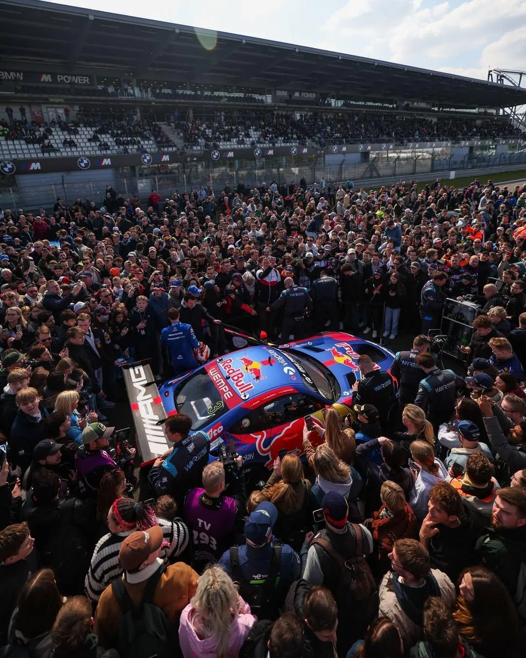 费斯塔彭和团队所在的维修区，在赛前人满为患。（取自古农Instagram）