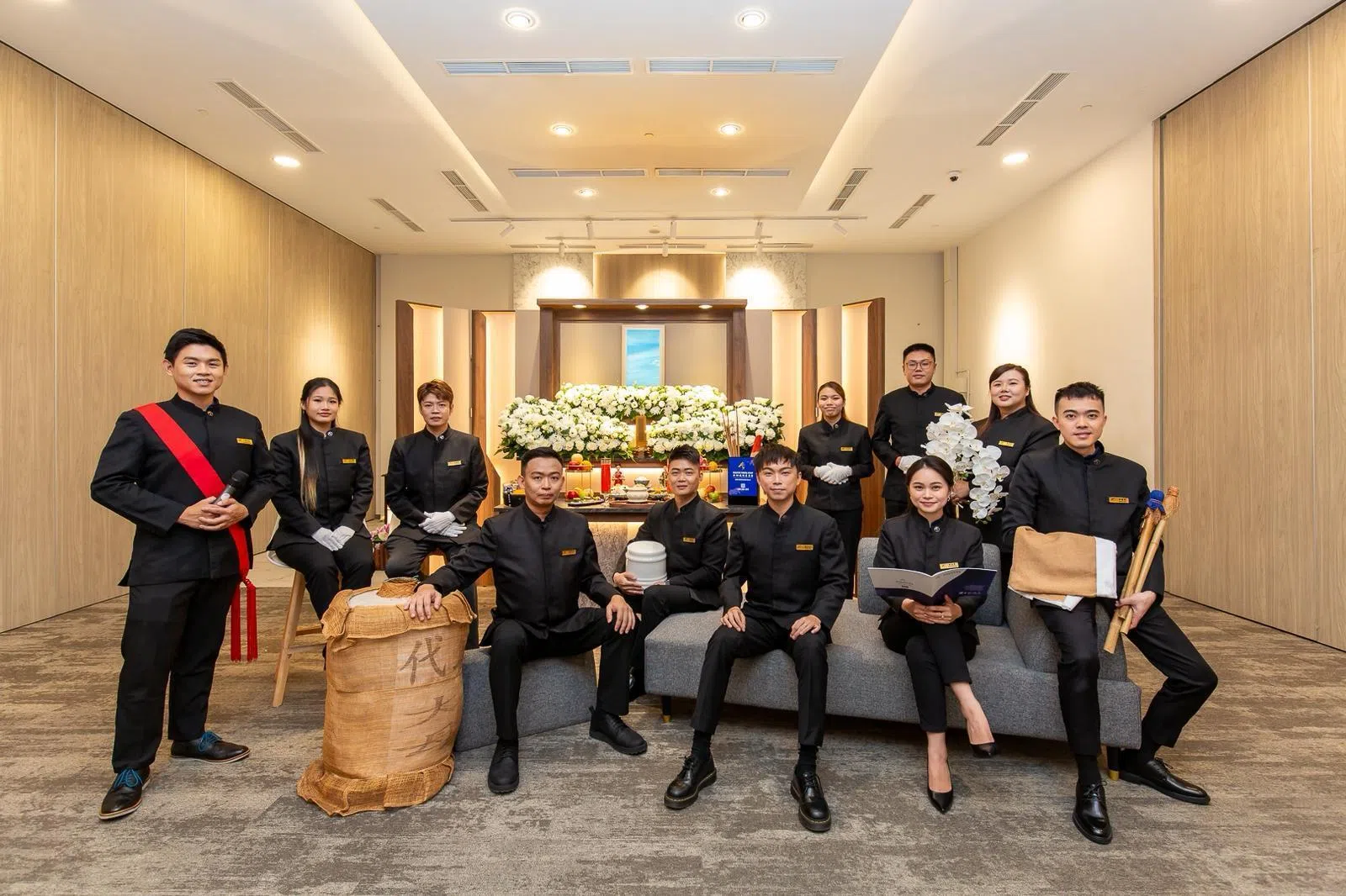 新加坡殡葬集团已发展为一支超过10人的团队。（受访者提供）