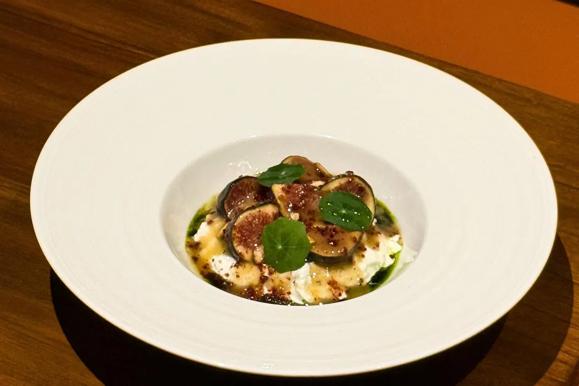 布拉塔乳酪沙拉配搭羽衣甘藍罗勒香草醬和无果花。（餐馆提供）