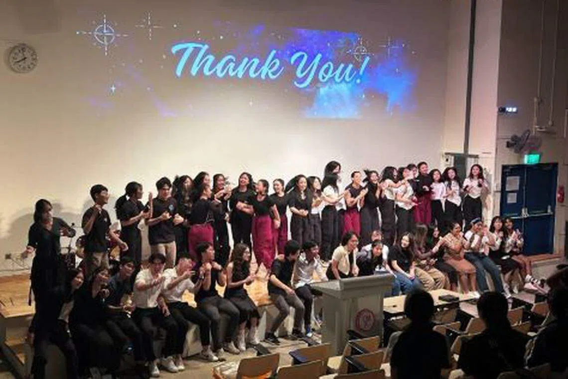 参与演出的学生们齐聚舞台大合唱。（淡滨尼美廉初级学院提供）