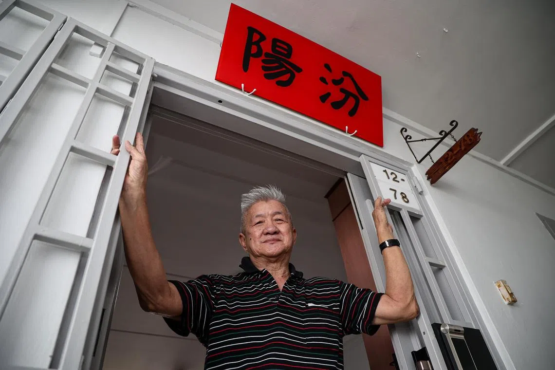 郭治兴的“汾阳”堂号是电脑选字的塑料匾额。（关俊威摄）