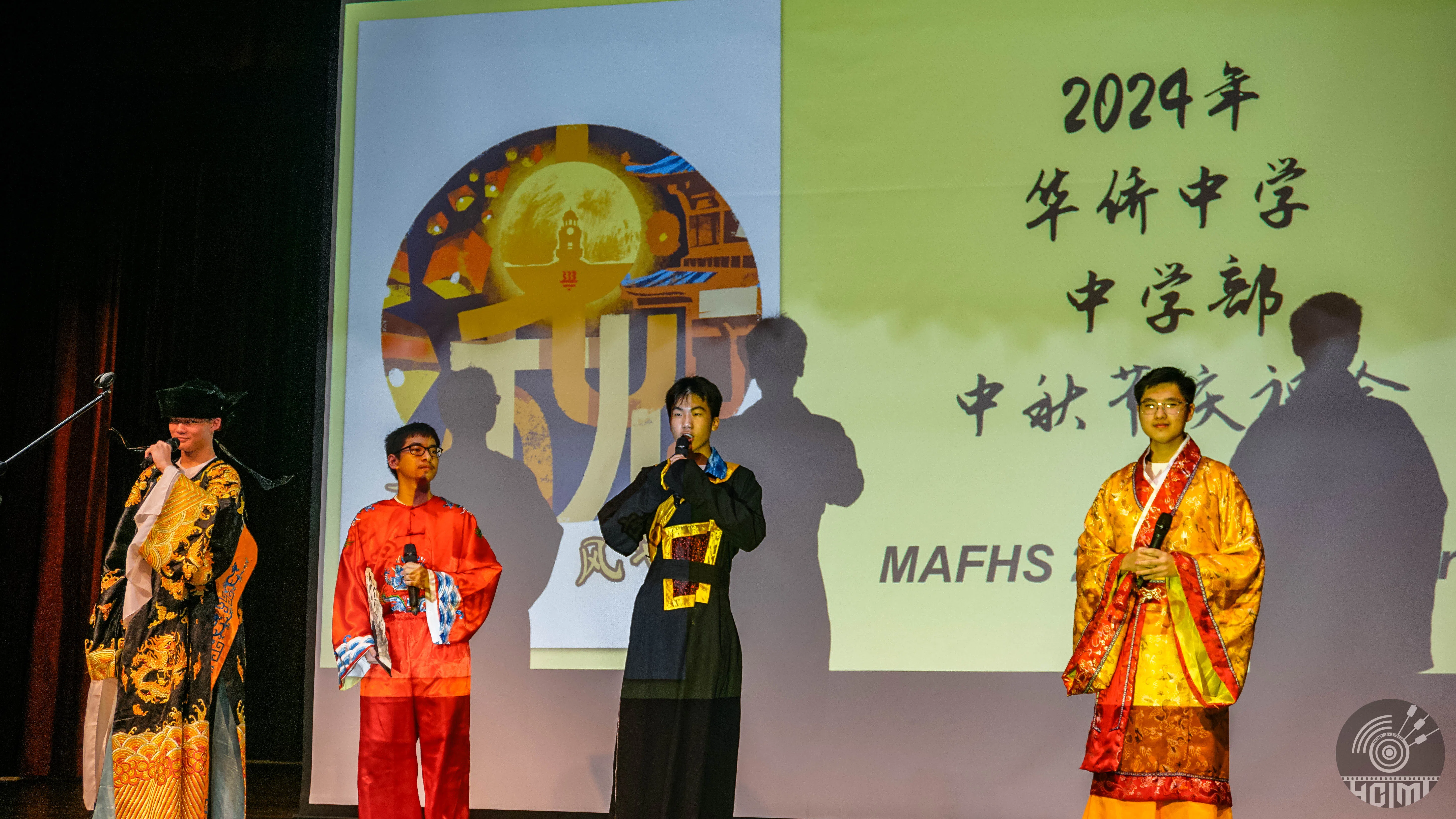 中秋晚会节目丰富，图为四名风流倜傥的主持人。（华侨中学邱亮岷摄）