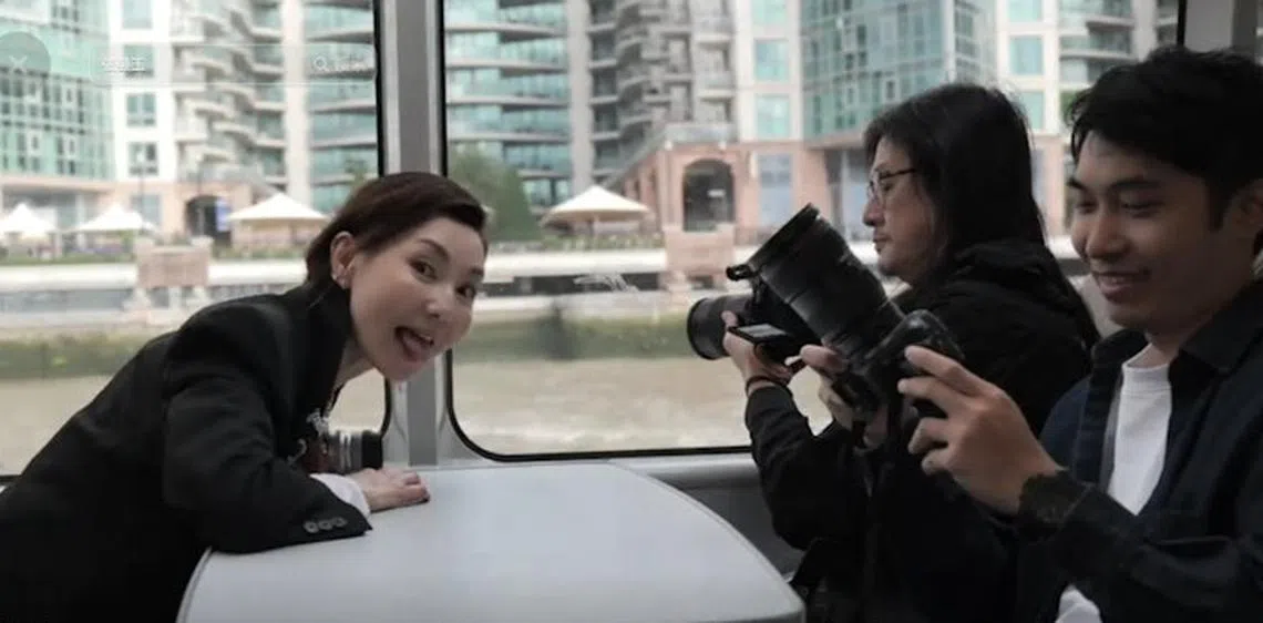 张曼玉（左）展现调皮的一面。（互联网）