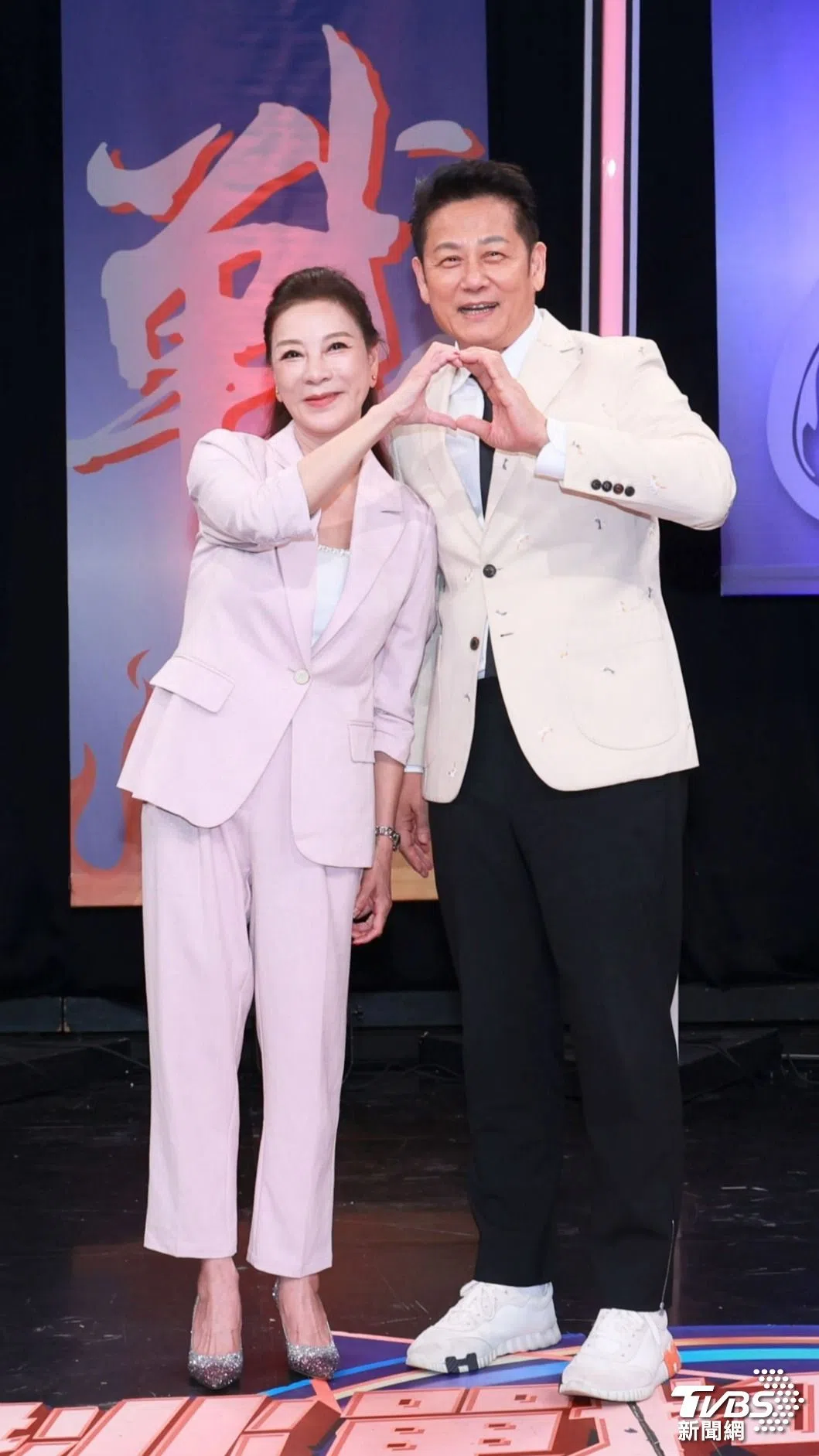 杨绣惠（左）跟徐乃麟合手比爱心。（TVBS新闻网）