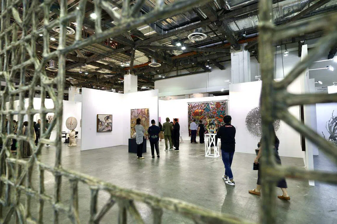 艺博会平台展区展出英国华裔艺术家张志楷以报纸和竹创作的中式窗框装置《家》。（郑一鸣摄）