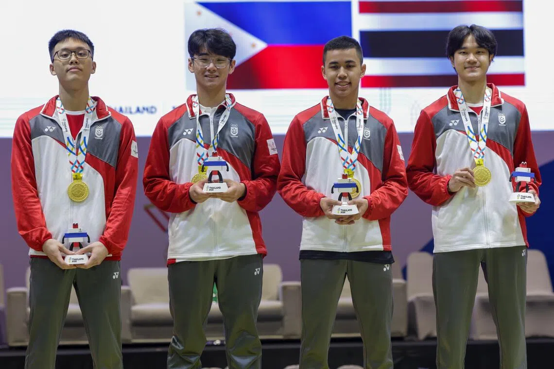 我国花剑男队自2022年河内东运会后再度夺冠，左起为陈元康、苏恒旭、晨阳和林贤毅。（白艳琳摄）