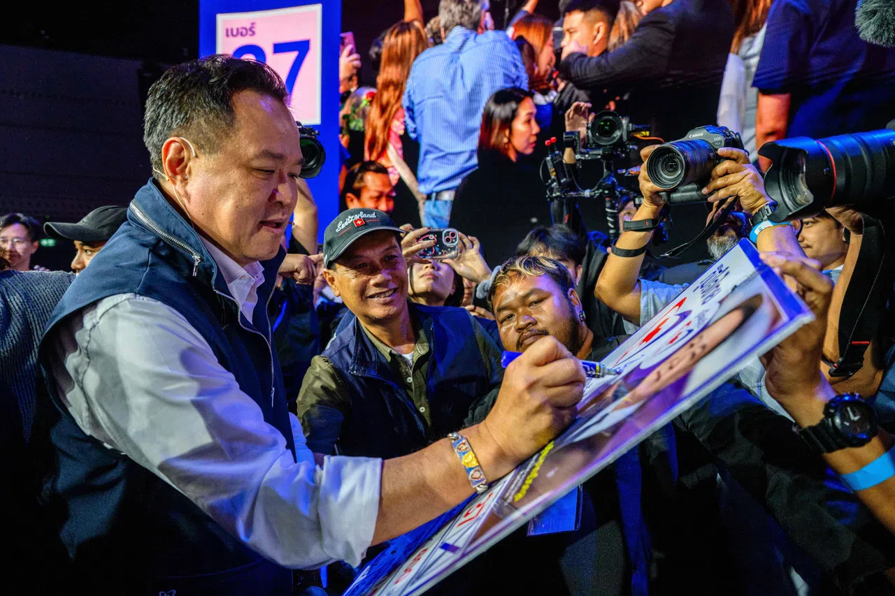 泰媒分析指出，其他保守派政党选情不成气候，保守派选民担心改革派的人民党会赢得选举，因此可能选择支持看守首相阿努廷领导的泰自豪党。（法新社）