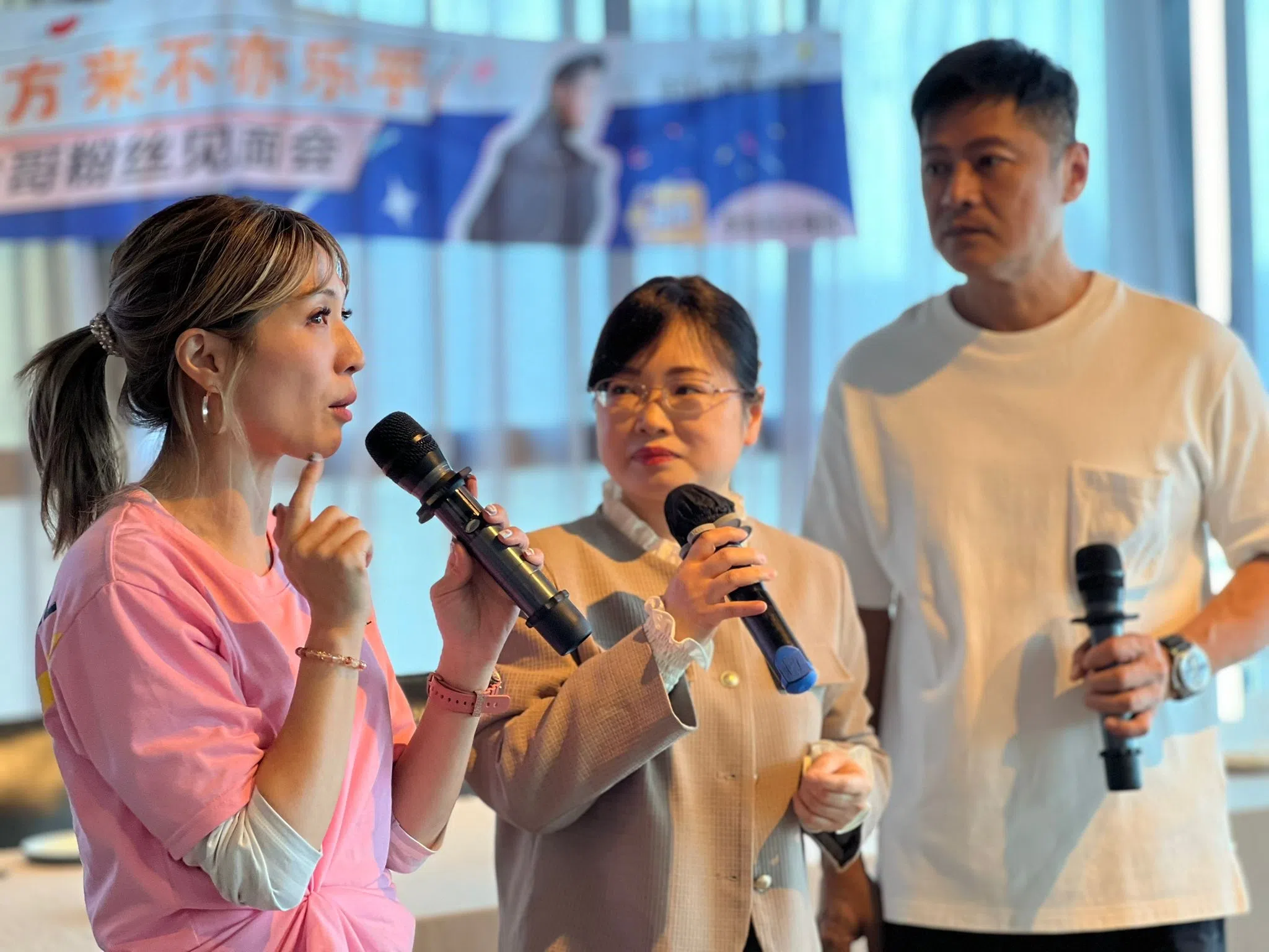 赖怡伶（左一）是这次李南星（右一）中国粉丝见面会的主持人。（LNXglobal提供）