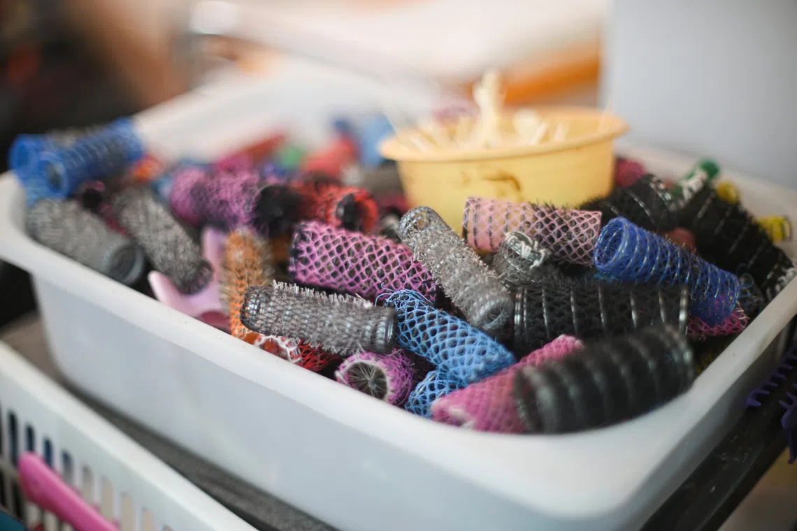 苏菲亚电发美容院使用的烫发用具。（ 李冠卫摄）