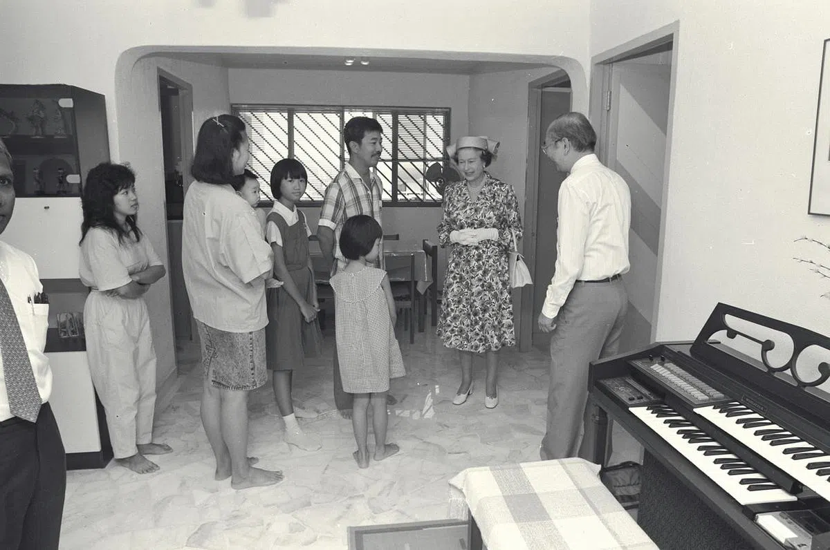 1989年10月，伊丽莎白女王到宏茂桥组屋参观，与居民交谈，了解他们的日常生活。（档案照）