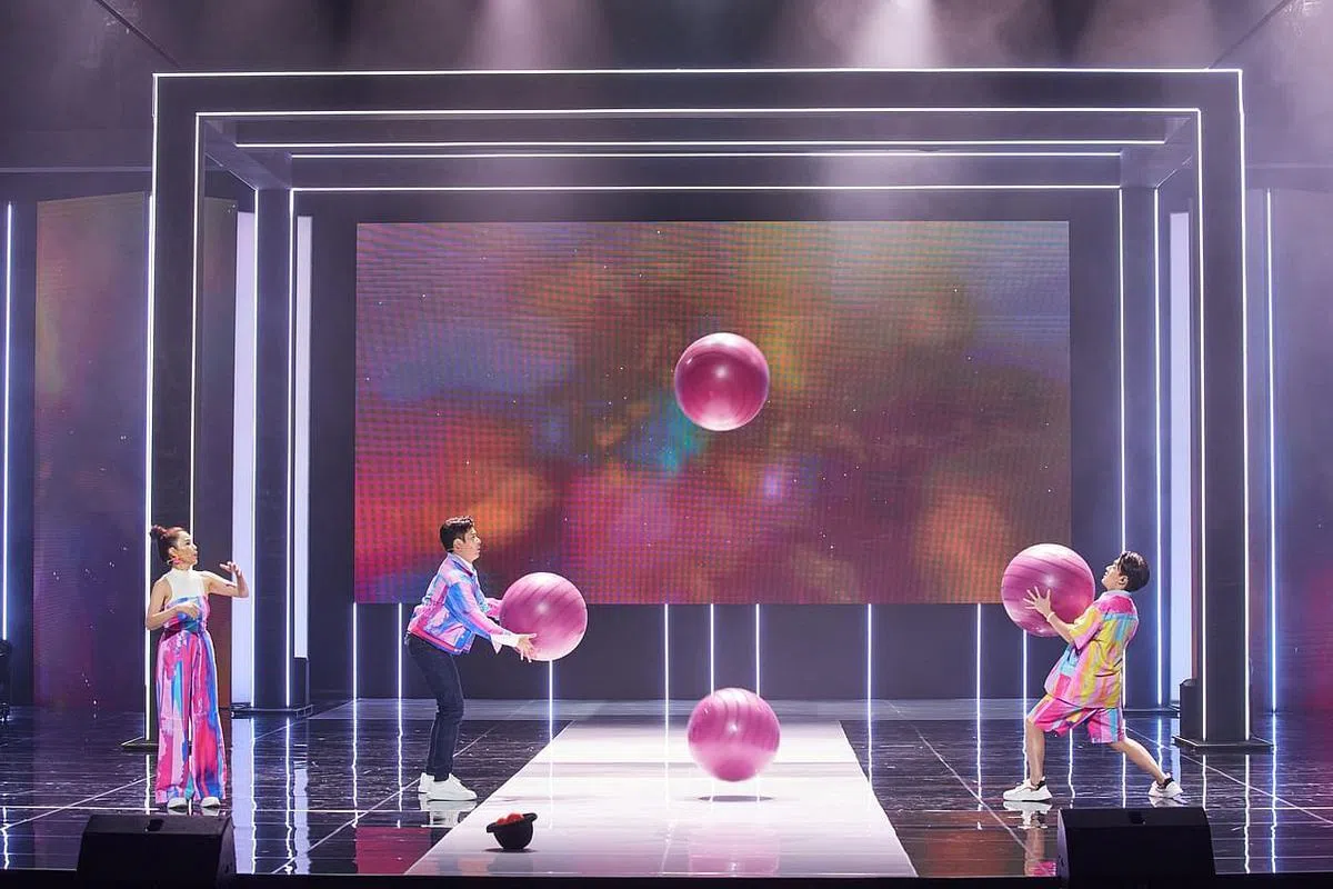 郑惠玉（左起）、黄俊雄和许瑞奇合作杂耍项目。（新传媒提供）