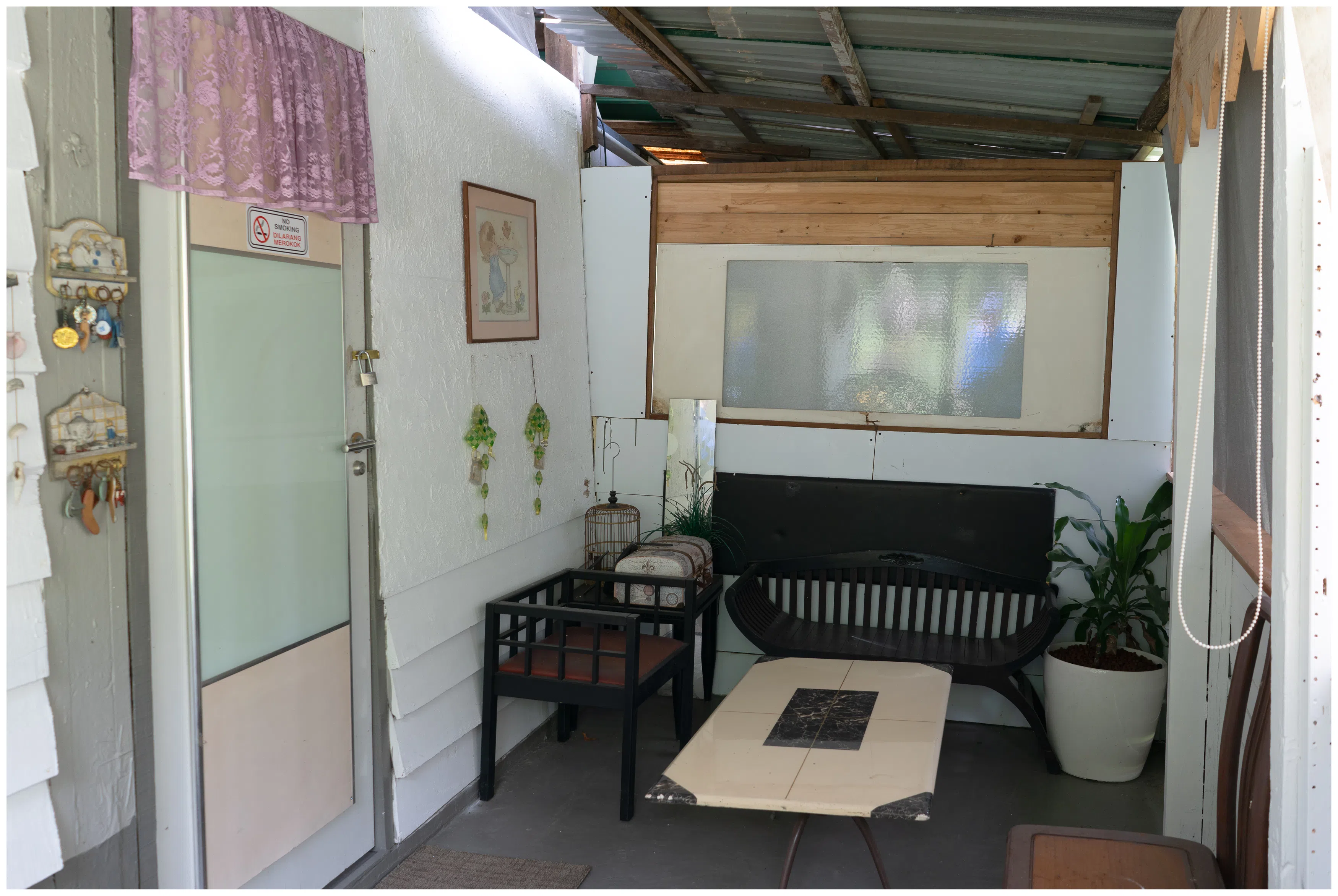 木板屋里有现代家具。