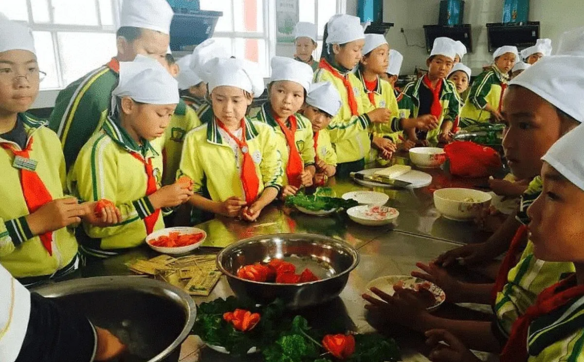 不少家长担心，孩子学烹饪，自己也要帮忙，增加原本已经不小的负担。（互联网）