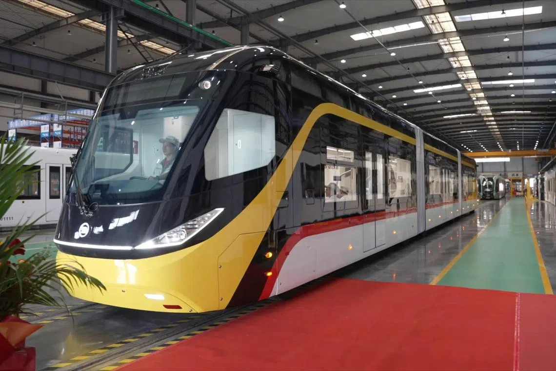 砂拉越氢能智轨电车刷上了砂拉越邦旗的颜色——黑色车顶，带有黄色及红色条纹的车身。（砂拉越地铁公司提供）