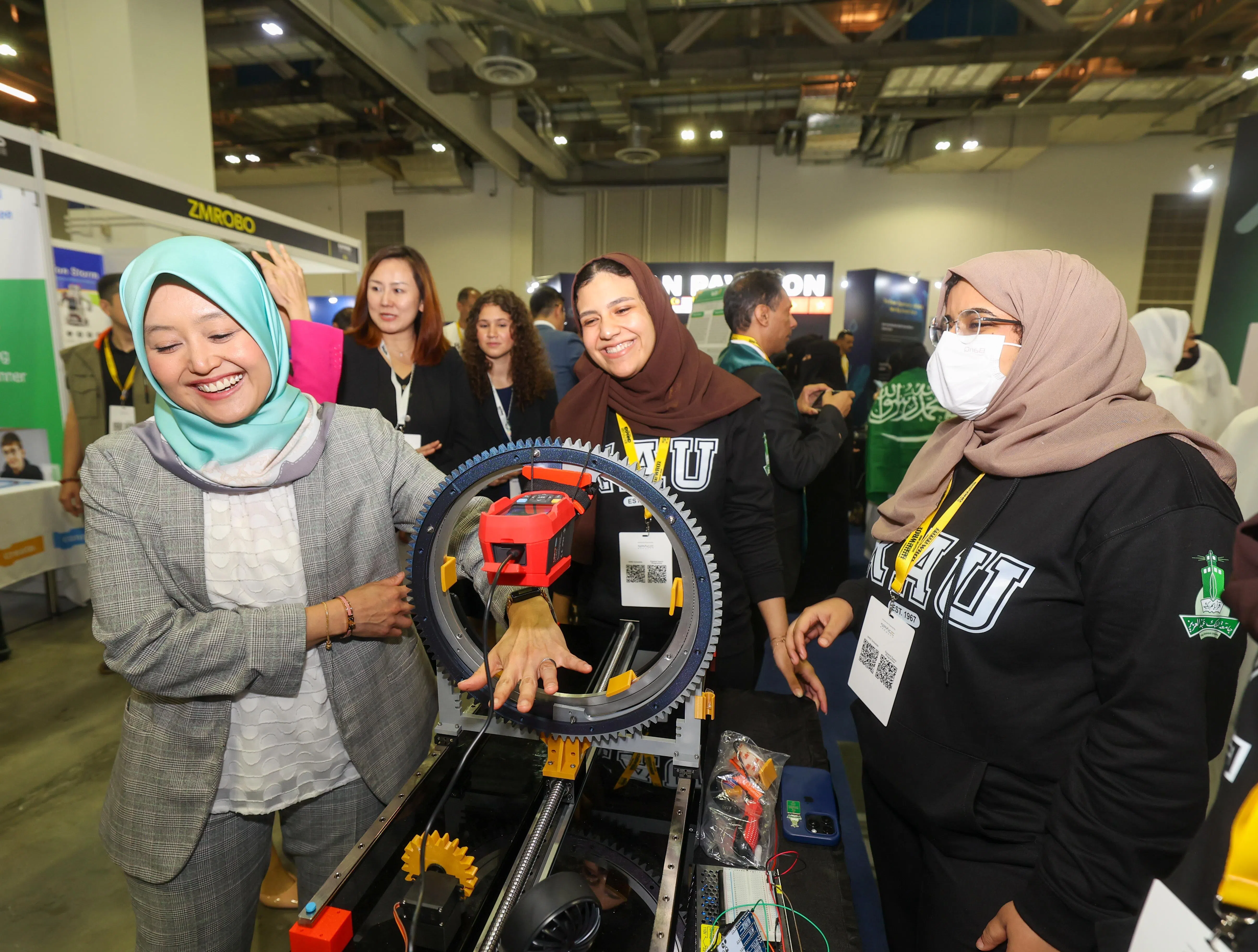 卫生部兼数码发展及新闻部政务部长拉哈尤（左一）受邀出席国际航天挑战赛，并参观会场举办的展览。沙特阿卜杜勒阿齐兹国王大学团队向她展示紧凑型机器人热成像监测系统，系统配备可旋转热成像摄像机，侦测宇航员早期神经病变和血液循环异常。（吴先邦摄）
