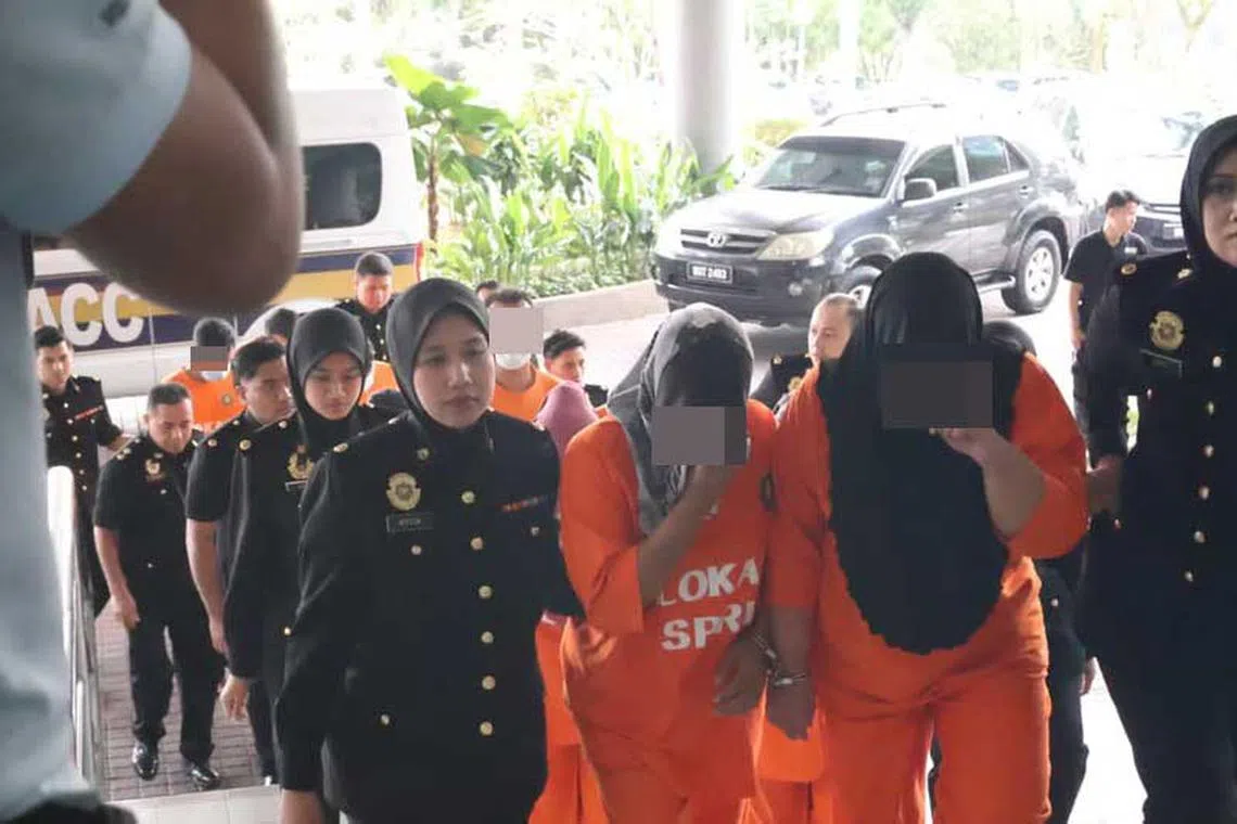 部分嫌犯被带往推事庭申请延扣。（中国报）