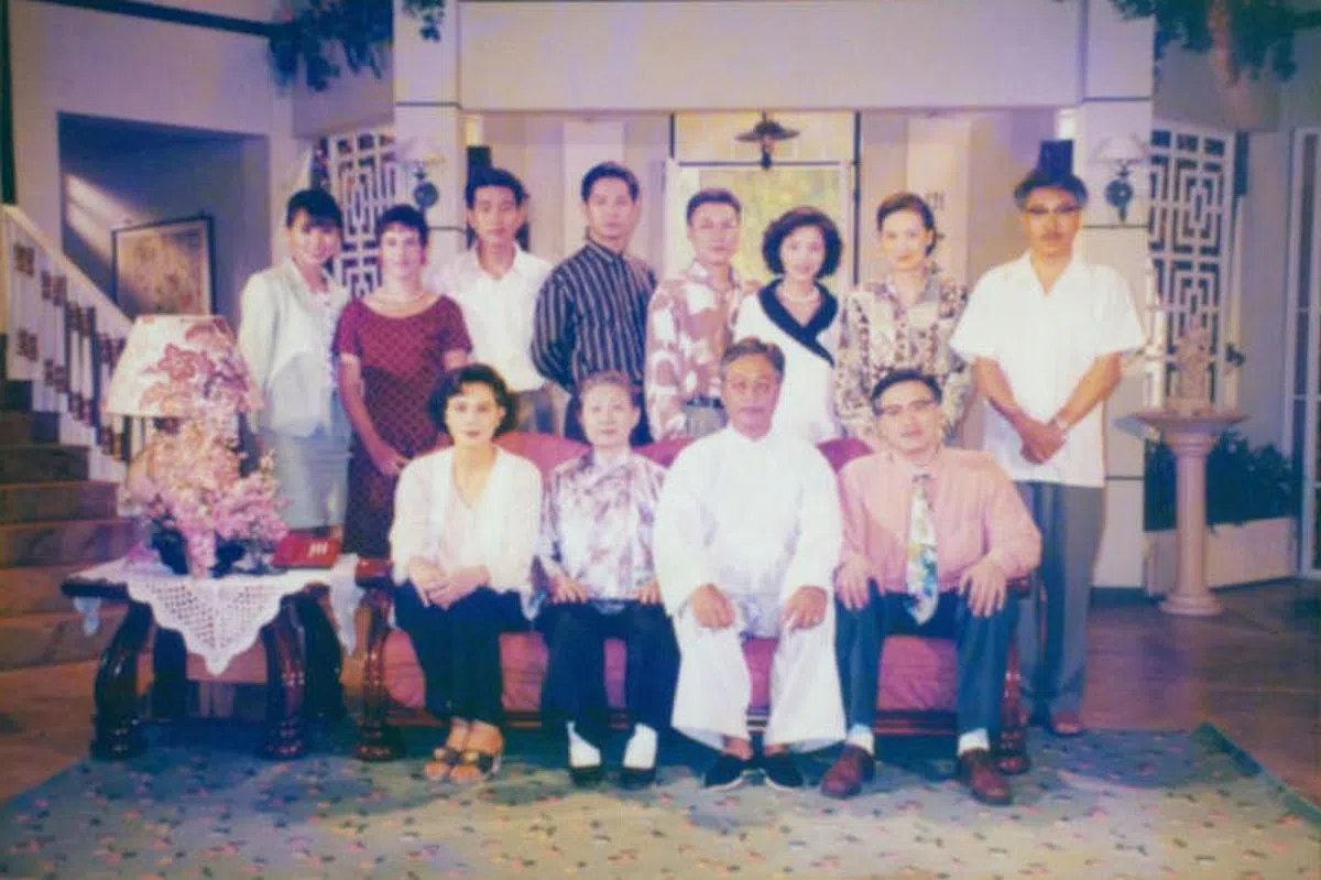 本地艺人陈澍城（后排右一）和香港艺人曾江（前排左三）在拍电视剧《潮州家族》时建立不错的私交。 （网络）