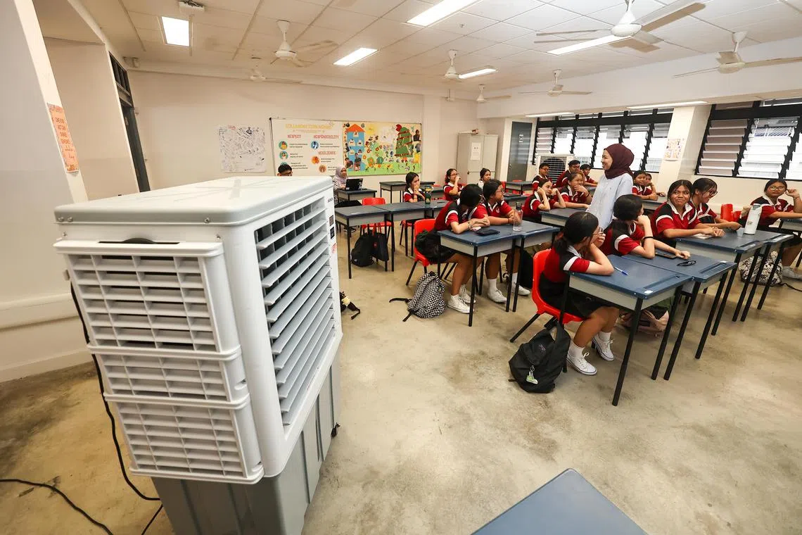 校方自2021年起陆续为几乎每间教室配备两台冷风机，配合教室的吊扇，可有效地让冷风循环流动，学生们能更集中精神听课。校工会在每周五放学后利用教室走廊的水管，为每台冷风机装满水。（陈渊庄摄）