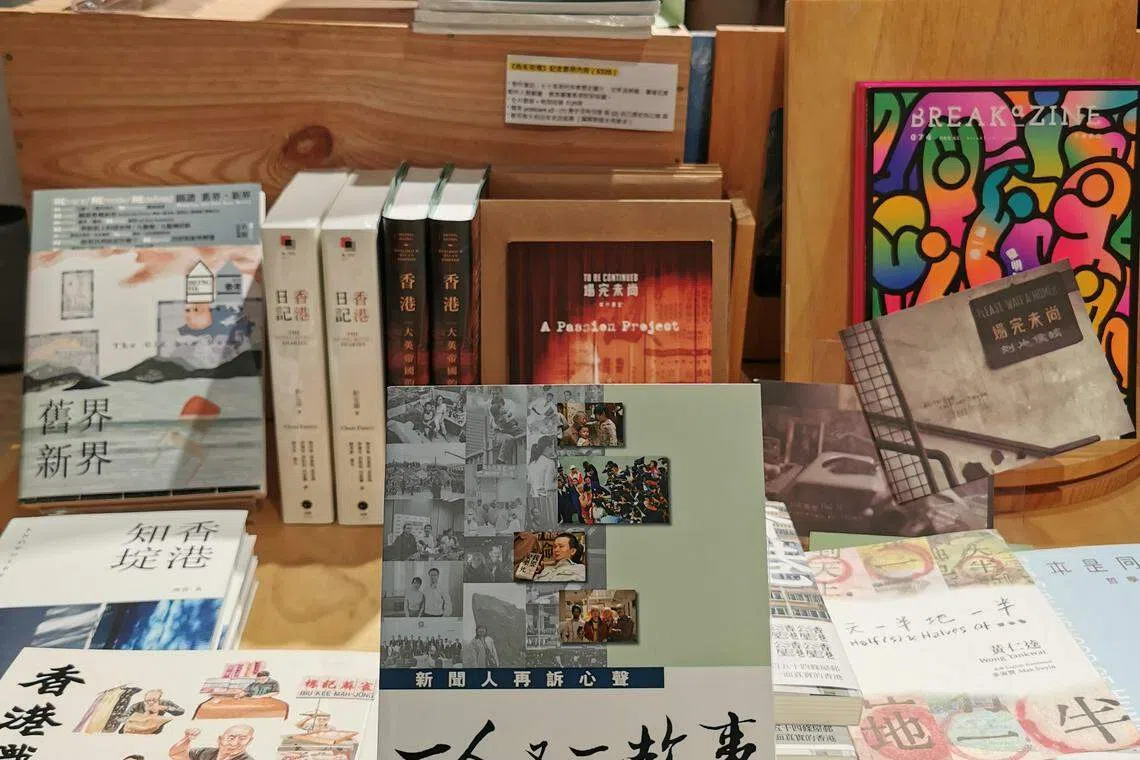 香港记者携手撰写的《一人又一故事》，记录新闻工作背后的甜酸苦辣。（陈宇昕摄）