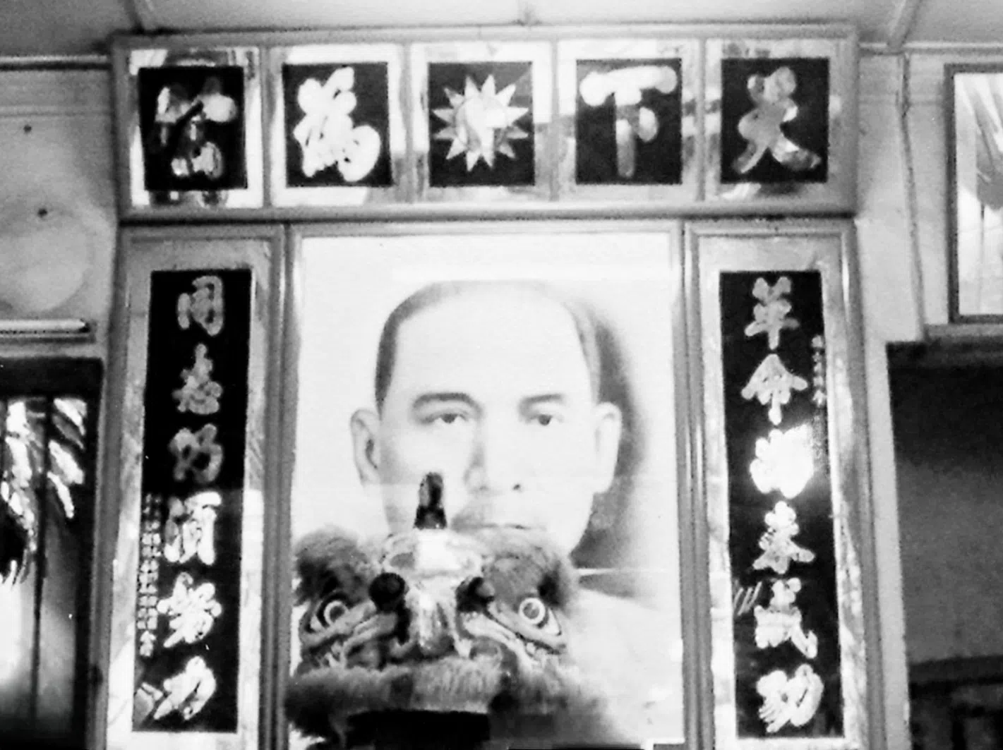 鹤山会馆的孙中山照片挂在大堂，新加坡独立后取下。（作者提供）