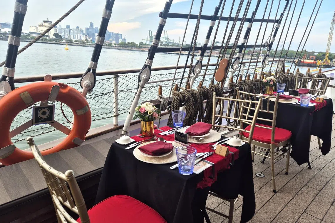 在皇家信天翁高桅帆船的甲板，享受日落晚餐和美景。（陈爱薇摄）