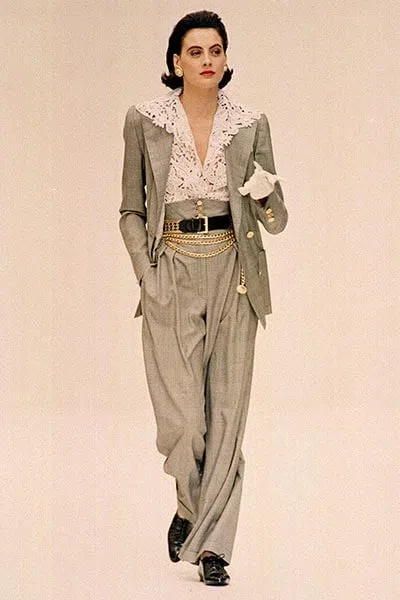 香奈儿80年代也不能免俗地推出高腰裤。（互联网）