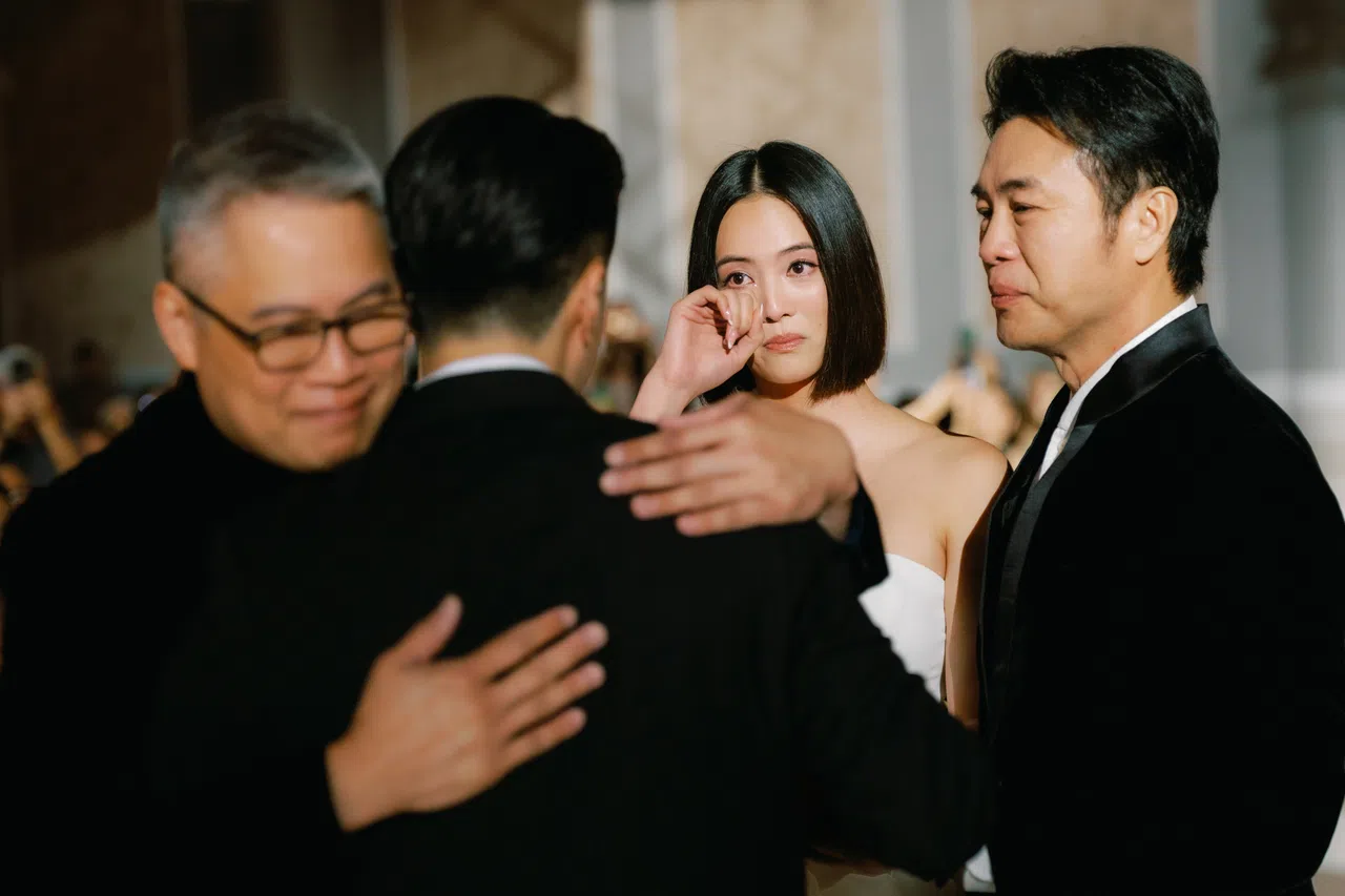 郑颖的舅舅同时也是干爹的洪伟文（左一）给予伍思翰深深拥抱，爸爸郑各评（右一）忍着眼泪，女儿已经哭到不行。（Antelope Studios提供）