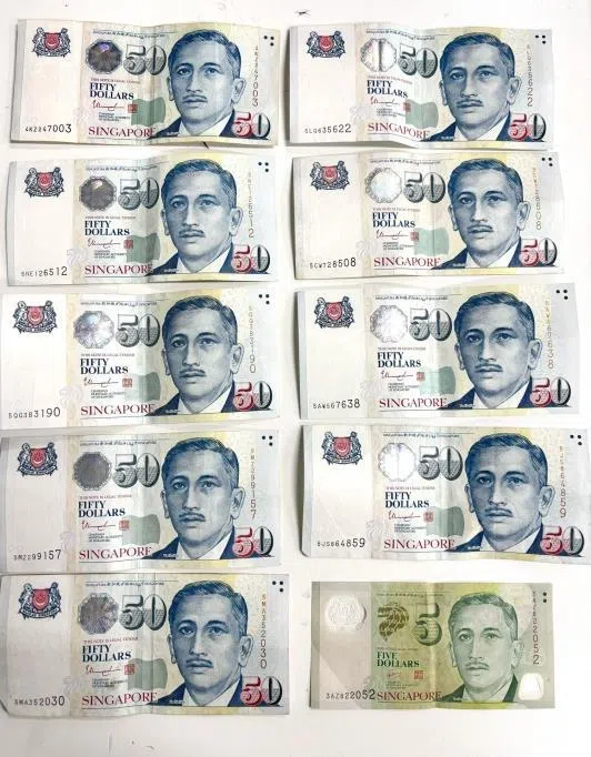 警方从涉案女子身上起获455元现金，相信是她帮阿窿进行骚扰的“跑腿费”。（新加坡警察部队提供）