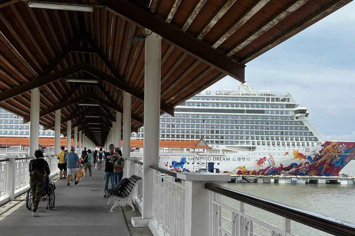 搭乘游轮出海省事又轻松，是放空度假的好选择。拥有亚洲第一豪华游轮之称的名胜世界星梦邮轮云顶梦号有19层楼高，设施齐全。（尤沙摄）