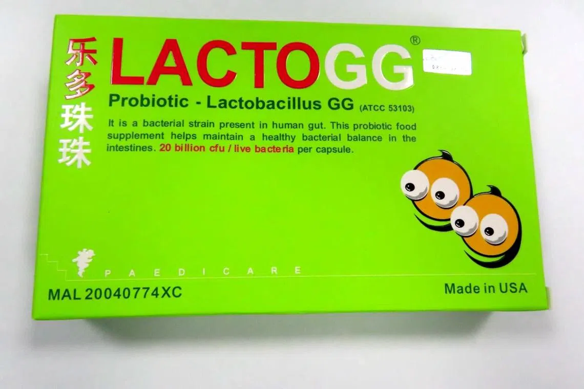 有卖家通过电商平台Shopee，售卖假冒“LACTOGG”益生菌产品的胶囊，里头完全不含包装上标榜的“鼠李糖乳杆菌GG”（Lactobacillus rhamnosus GG）益生菌。（卫生科学局提供）