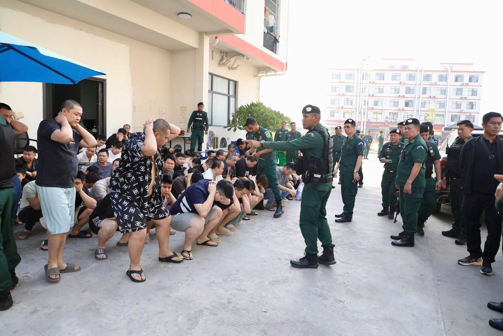 1月31日，柬埔寨警方在柬越边境柴桢省巴维市的A7电信诈骗园区拘捕逾2000名外籍人员，其中包括1792名中国大陆人和五名台湾人。（取自柬埔寨警方脸书）