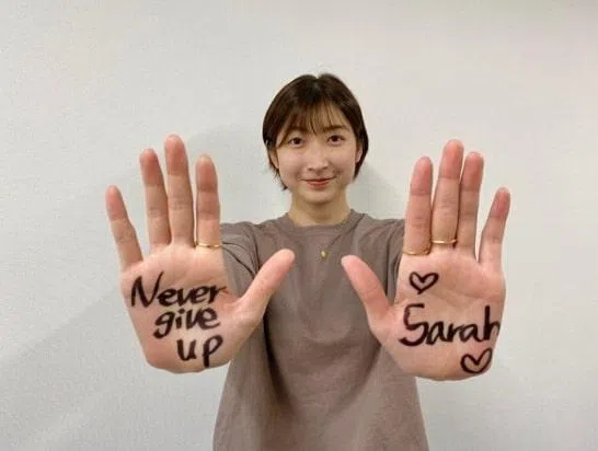 2021年萨拉动手术时，池江璃花子用同样的方式打气。（互联网）