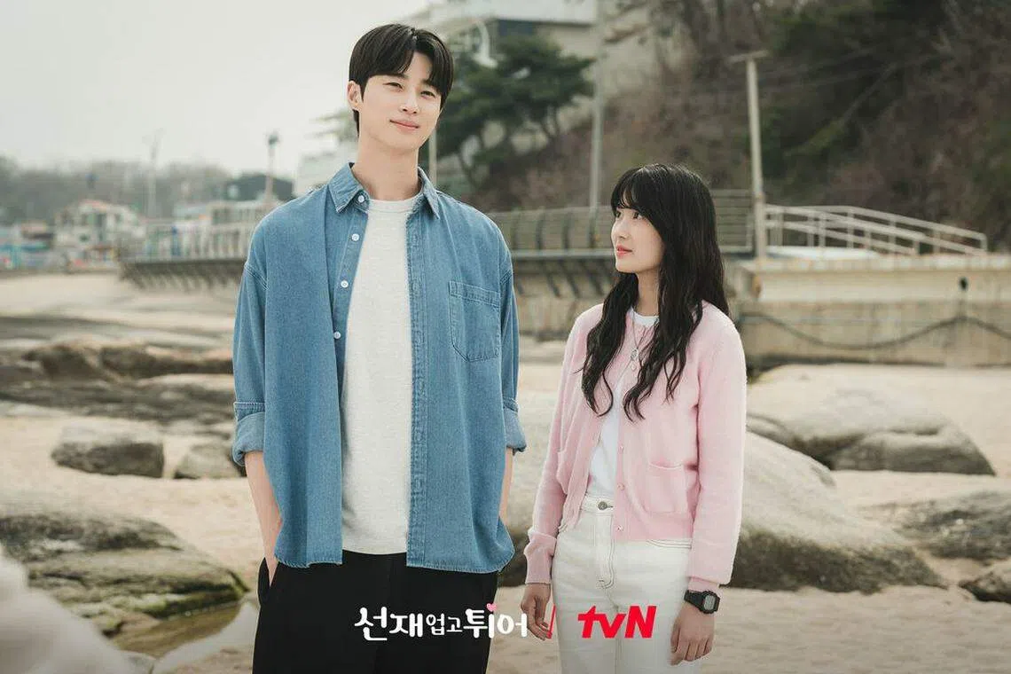 男女主角的多场戏都是广告商机，比如两人之间的定情项链。（取自tvN IG）