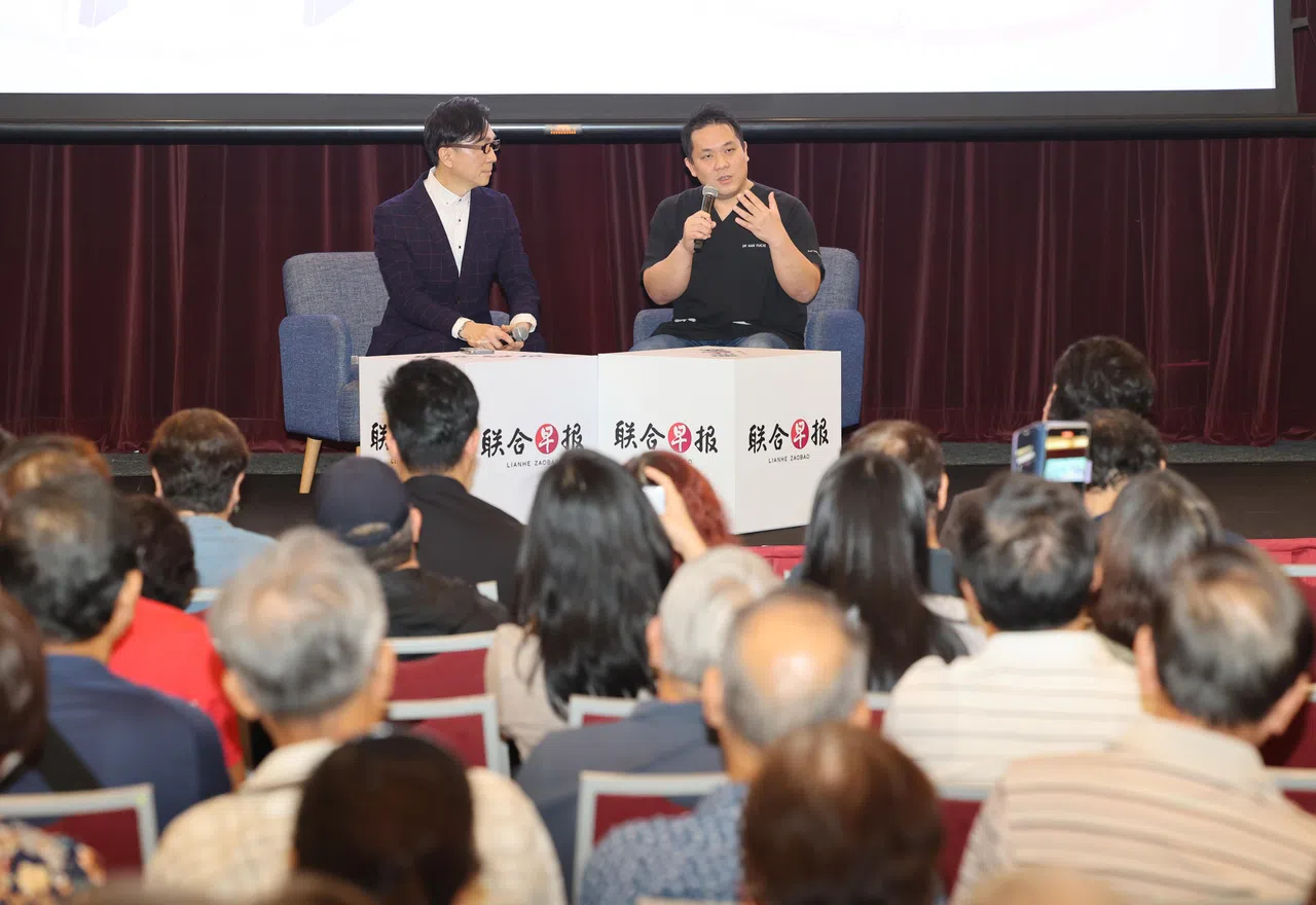 韩富财医生（右）在问答环节指出，只要关节炎没有疼痛症状，就不必动手术，可以选择其他治疗。（邬福梁摄）