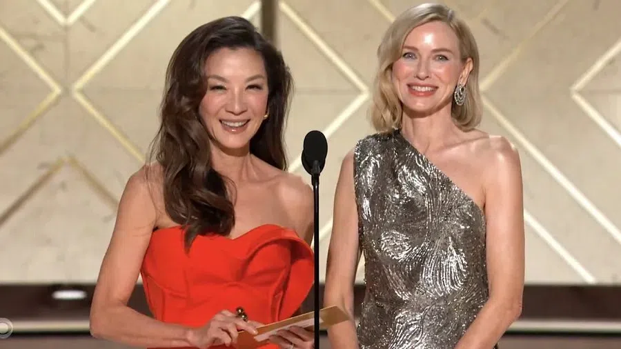 杨紫琼（左）和Naomi Watts一起颁发音乐／喜剧类电影影帝、后奖。（互联网）