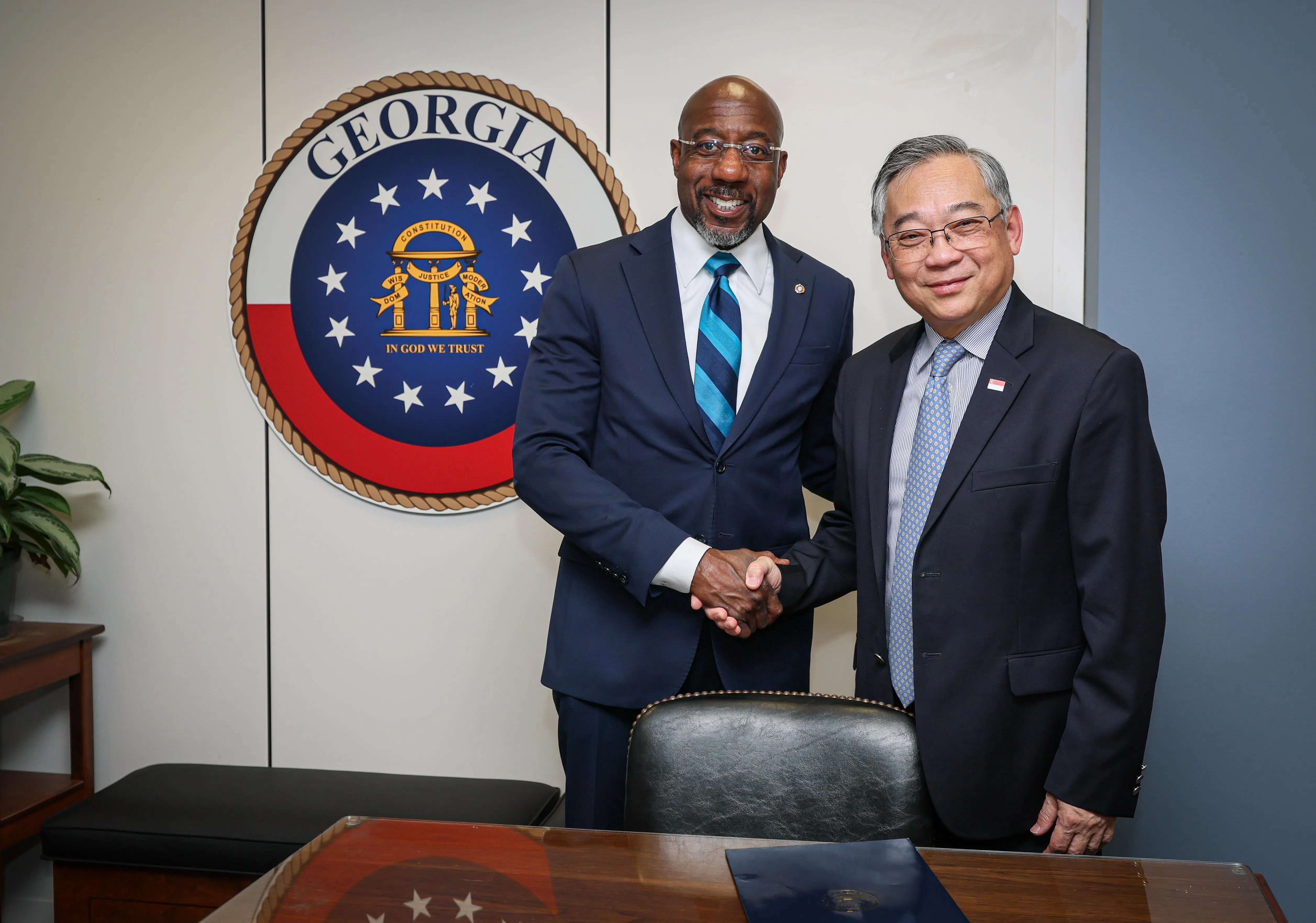 颜金勇（右）与佐治亚州联邦参议员沃诺克（Raphael Gamaliel Warnock）会面。他也是参议院财政委员会国际贸易、海关和全球竞争力小组委首席成员。（贸工部提供）