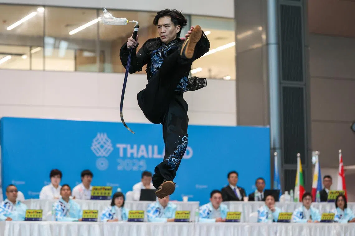曾俊恺凭借太极剑的出色表现，以总分19.530分反超越南选手获得第三。（白艳琳摄）