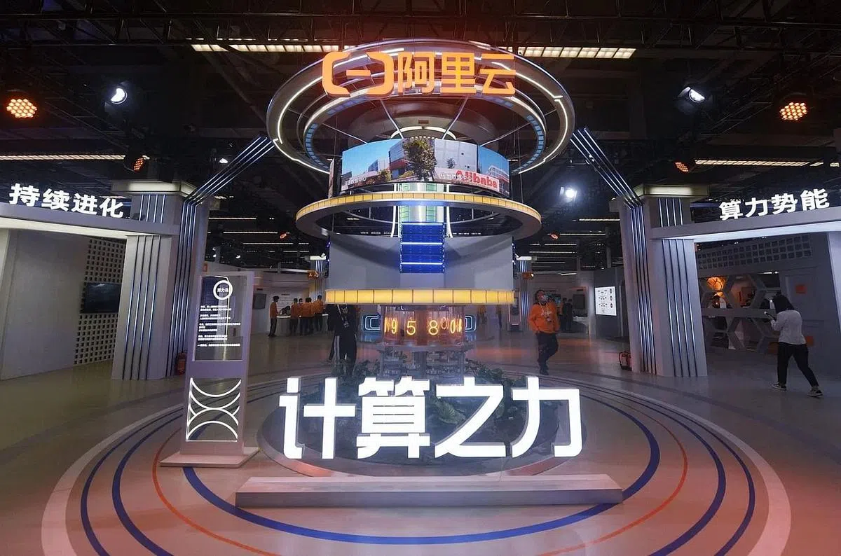 许多企业将采用“多云策略”。图为阿里云计算公司去年11月于杭州云栖大会展示其云计算能力。（法新社）