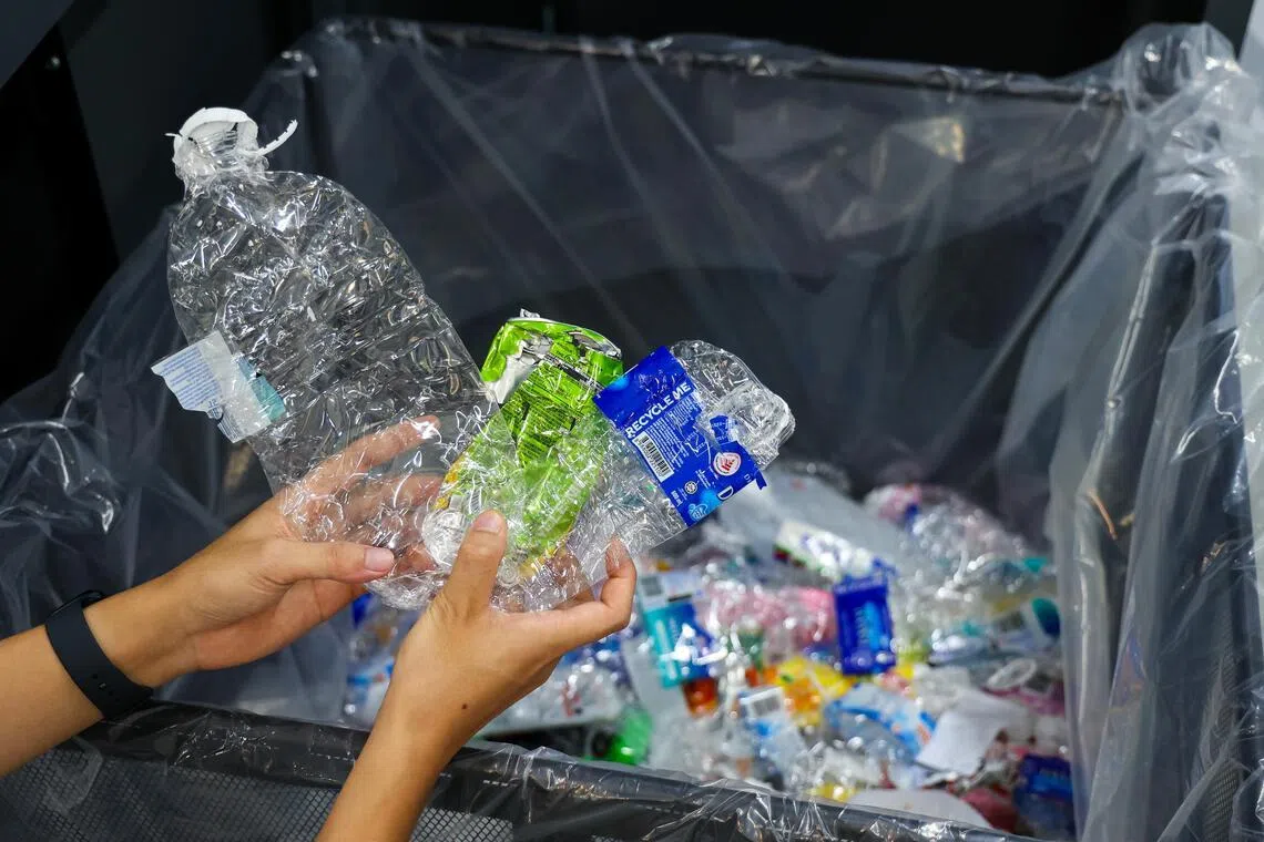 新制度预计每年能从10亿多个饮料瓶罐，回收超过1万6000公吨的材料，进而减少须焚烧的垃圾量，降低碳排放，也促进循环经济。（林明顺摄）