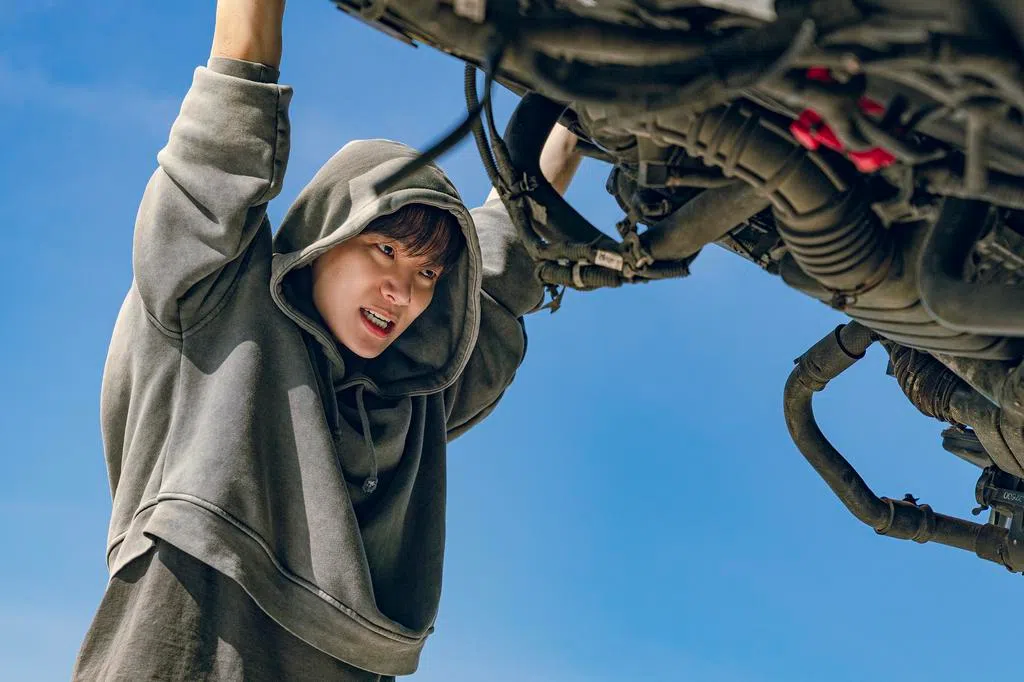 李俊昊化身穷酸英雄 用“钞能力”换超能力 