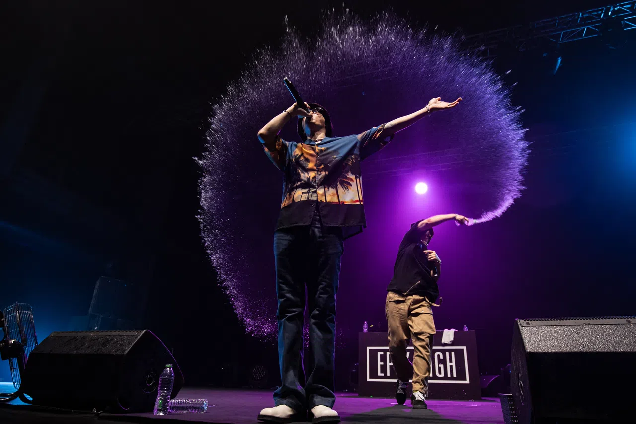 洒水是嘻哈歌手为活跃气氛而惯用的方法之一。（CK Star娱乐提供）