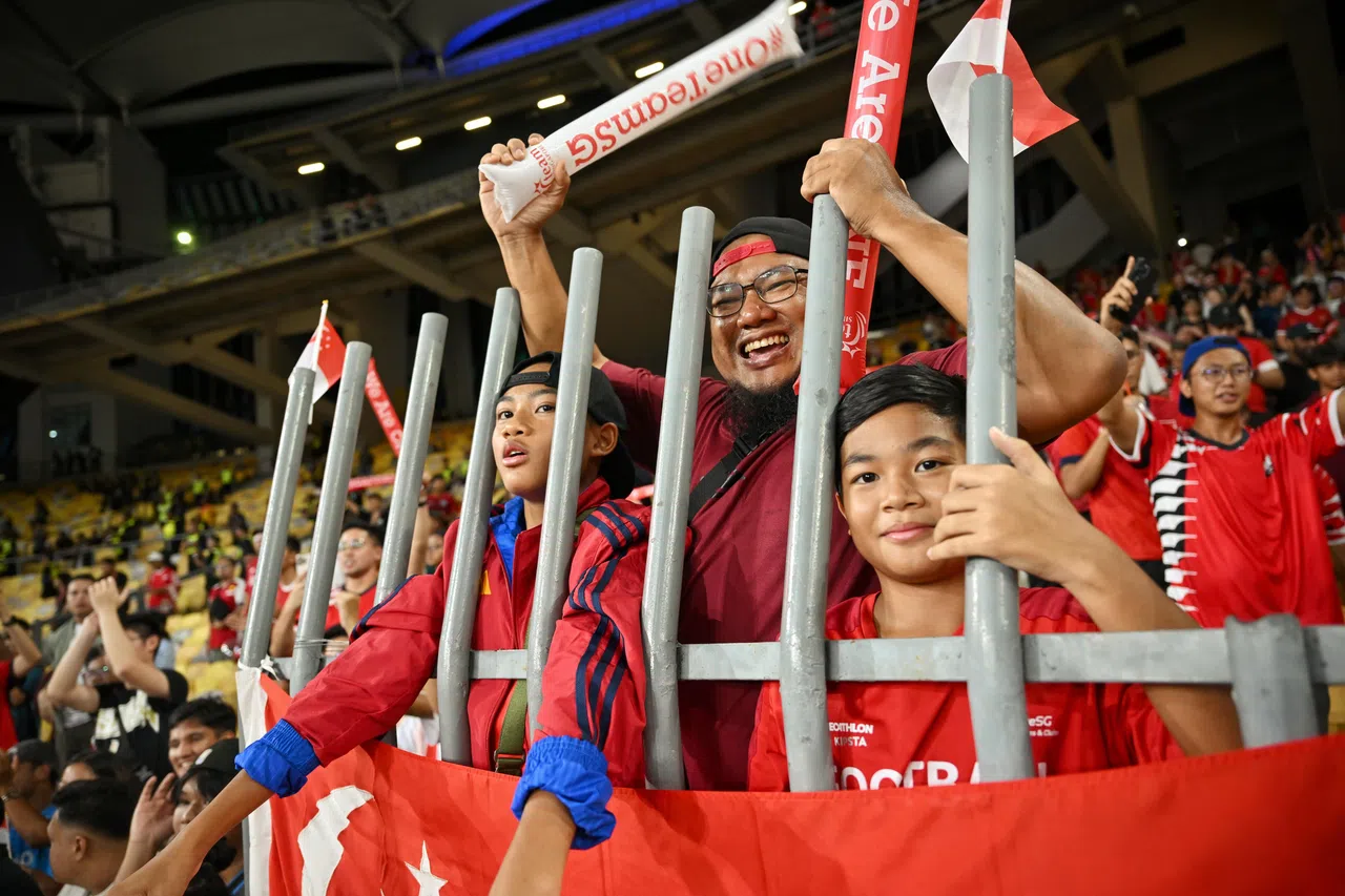 新加坡球迷在场见证雄狮队与马来西亚踢和晋级，兴奋庆祝。（海峡时报）