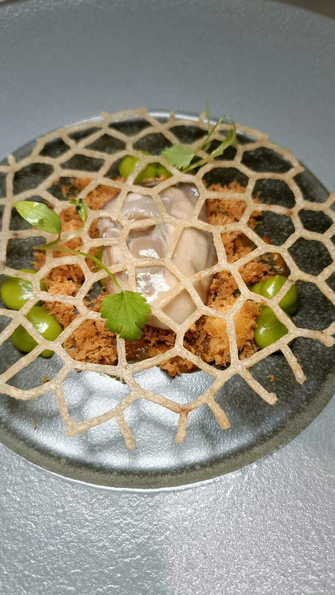 Eat And Cook餐馆的李泽赐选用槟城养殖的鲜蚝，诠释不一样的蚝煎。（黄亿敏拍摄）