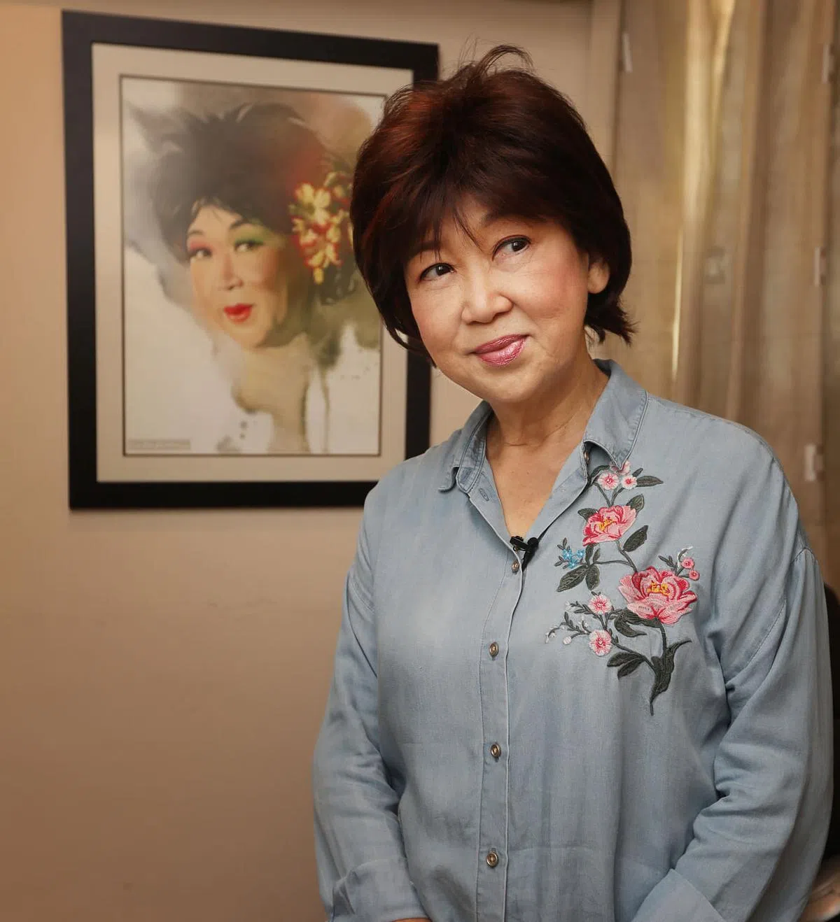 朱咪咪房里挂着粉丝送她的肖像画。