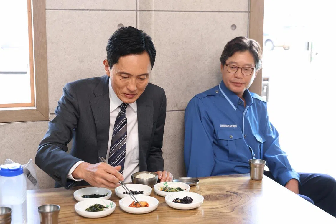 韩国实力派演员刘宰明（右）客串《孤独的美食家》，有点睛之效。（The Projector提供）