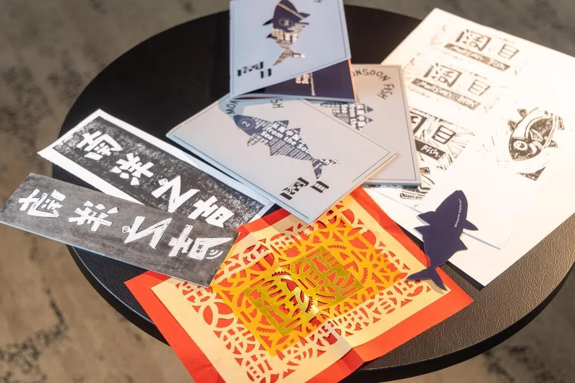 《阔目》内有许多手工痕迹，比如折叠金纸和拓印标题，杂志第一期是已经绝版的《回南天》。（吴先邦摄）