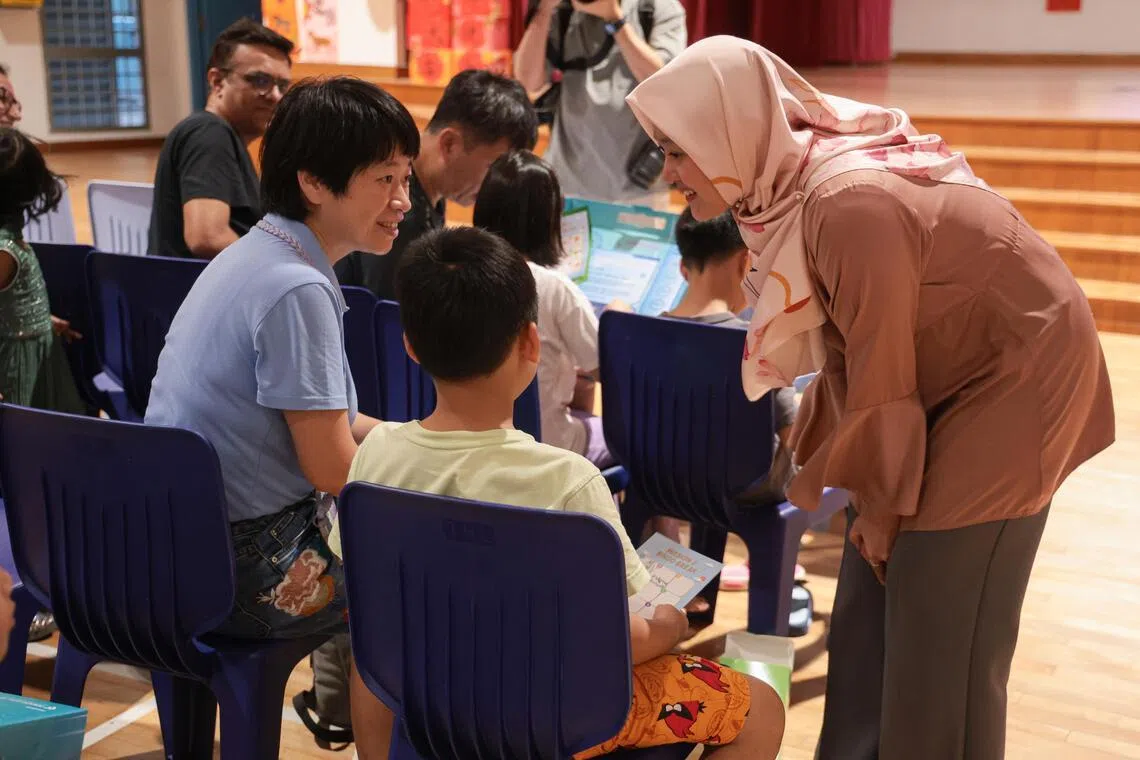 数码发展及新闻部兼卫生部政务部长拉哈尤（右一）出席活动，并与参与者互动。（李冠卫摄）