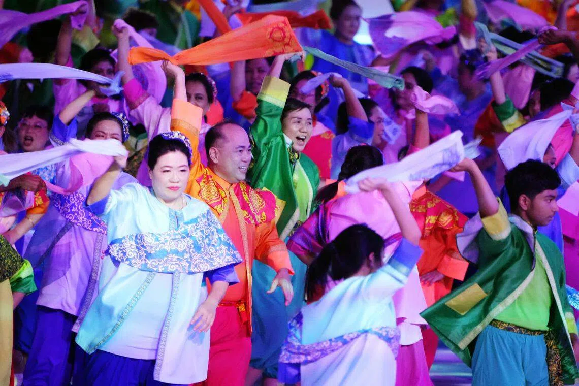 2400名表演者不分种族，身穿五彩缤纷的服装一同舞蹈。（谢智扬摄）